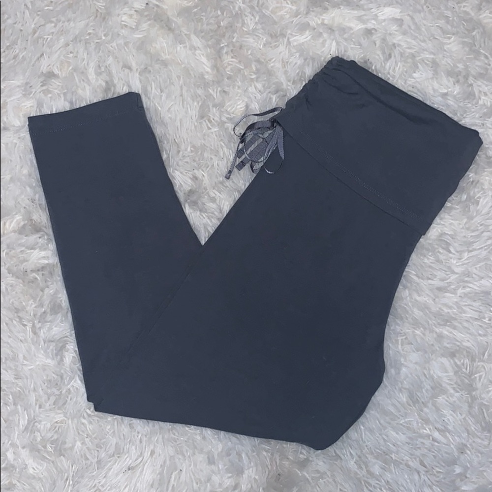 - Victoria Secret Scrunched Cropped Leggings​
